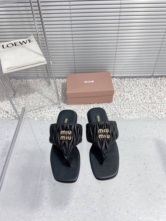 出厂： Miumiu缪缪24新款褶皱小羊皮夹脚平底拖鞋 面料小羊皮 内里羊皮 垫脚羊皮 进口真皮大底 码数35-40 40定做